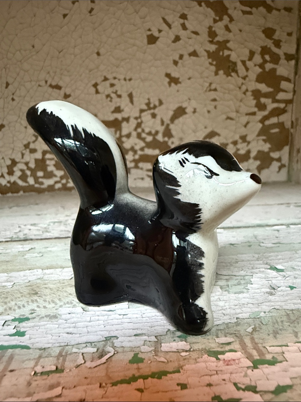 🦨 Vintage Skunk Ceramic Figurine